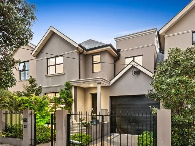 LARGE, CONTEMPORARY EXECUTIVE RESIDENCE