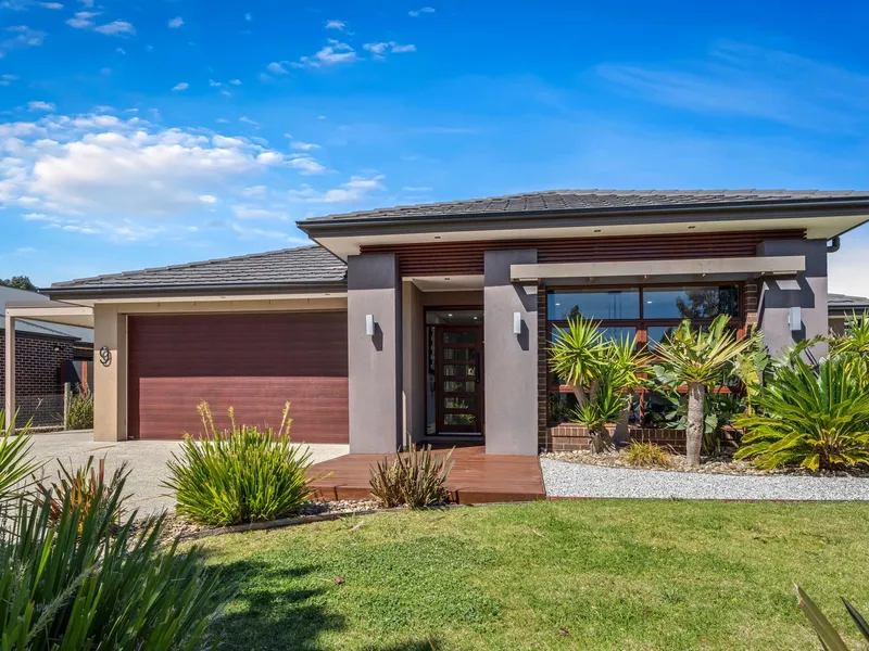 Welcome to 9 Bluegum Circuit, where elegance meets functionality in one of Riddell’s very popular locations.