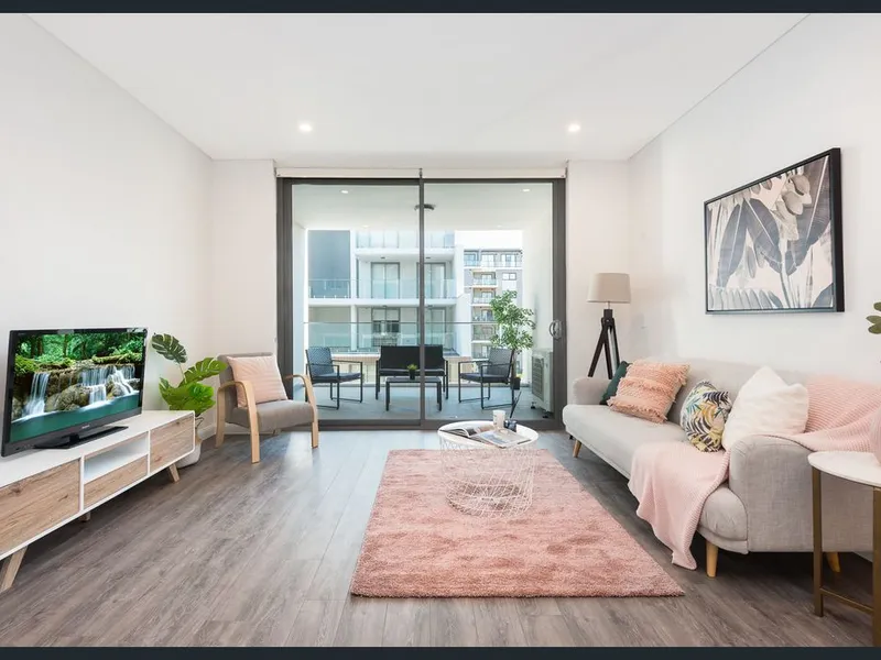 Nearly New Luxury Two Bedrooms Apartment with Dual Balconies