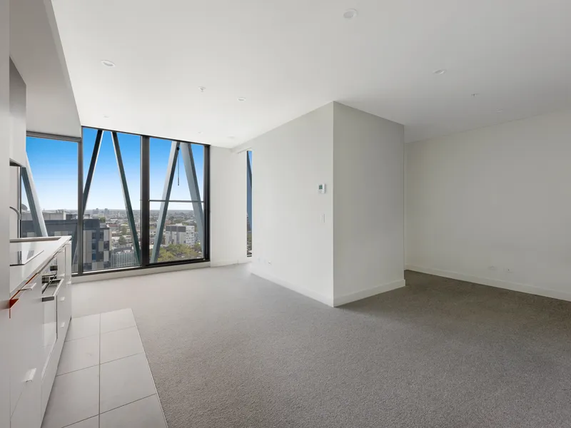 Spacious and great location! Home office/ Study area!
