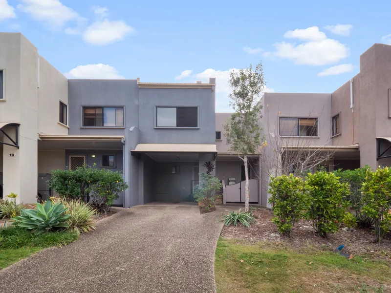 A modern designed townhouse, Superb Location, Within Robertson State School Catchment, HIGH RENTAL RETURN !!!