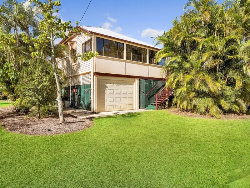 Queenslander style home with lots of charm - 809m2 and legal height downstairs