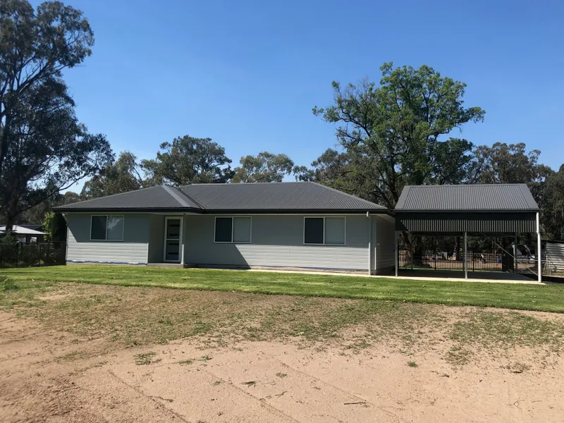 NEAR NEW STUNNING HOME!! POSITIONED ON APPROX 1/4 ACRE WITH ALL THE ADDED EXTRAS EVERY FAMILY WOULD LOVE!! 