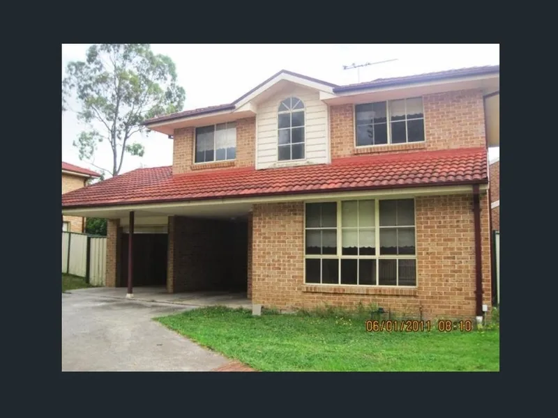CONVENIENTLY LOCATED SPACIOUS TOWNHOUSE!