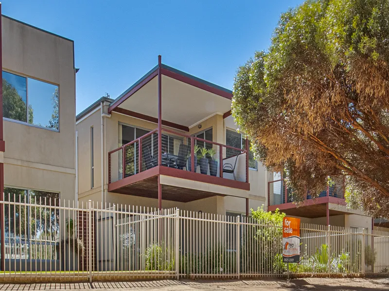 TOWN HOUSE LIVING CLOSE TO THE BEACH