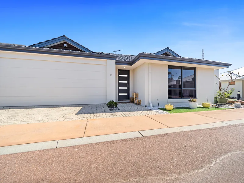 LOVELY HOME IN QUIET STRATA COMPLEX!