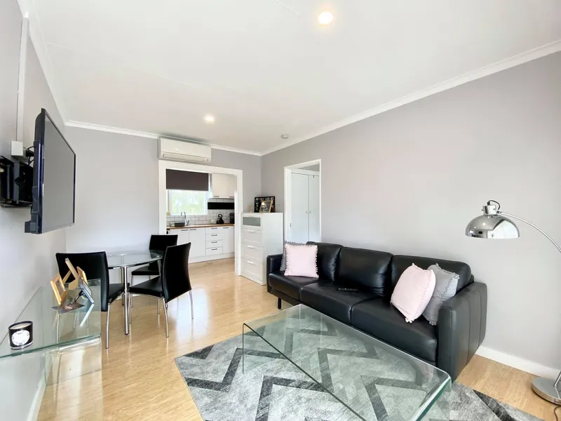 FURNISHED ONE BEDROOM IN THE PERFECT LOCATION | HODGES CAULFIELD