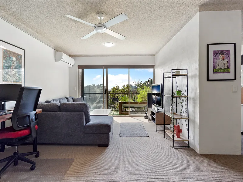 A Light-Filled Apartment Offering Lifestyle and Convenience