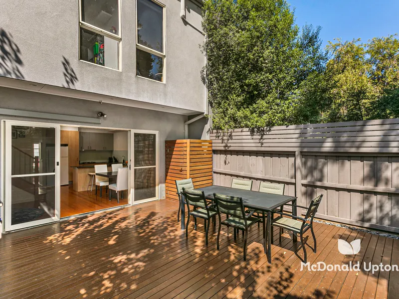 Spacious Easy Living By The Park