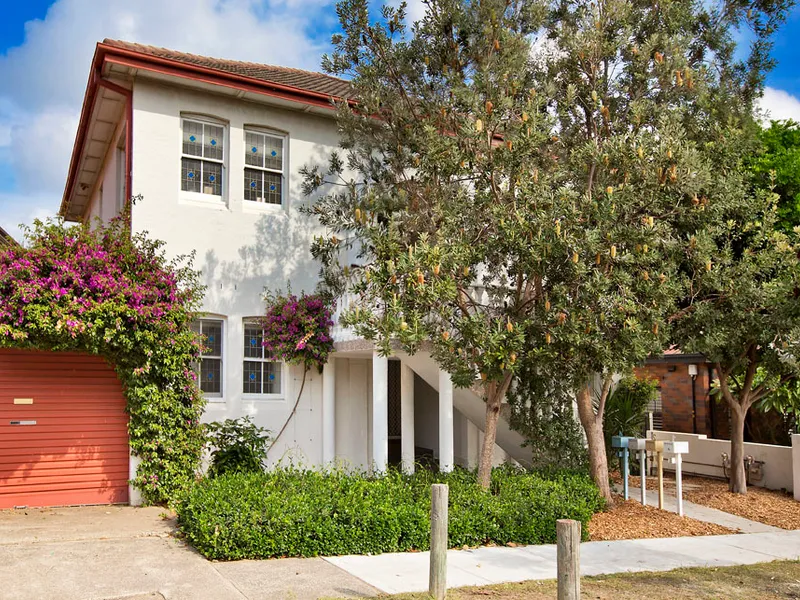 Semi-Like Boutique Apartment, A Beachside Classic With Landscaped Common Gardens