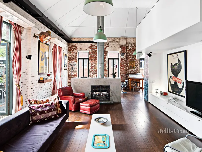 Vast New York-style warehouse with balcony & parking