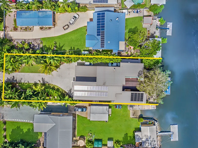 Striking Riverfront Residence – Your Doorway to Moreton Bay