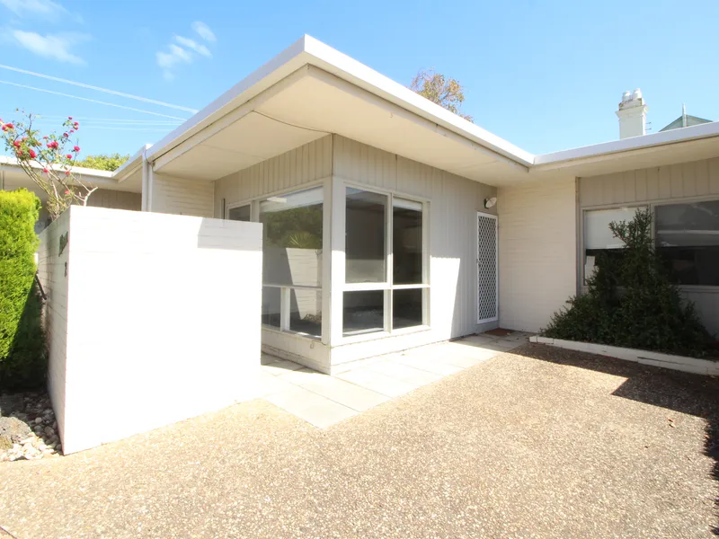 ONE BEDROOM UNIT IN FANTASTIC LOCATION!