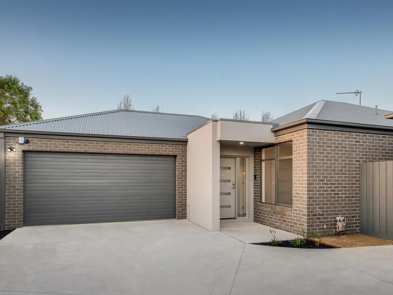 The perfect blend of luxury & low-maintenance living!