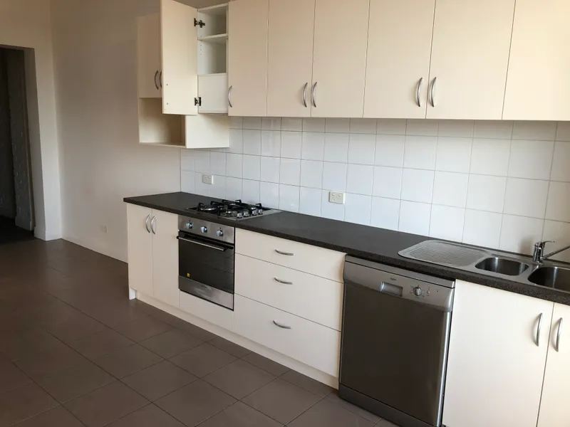 IMMACULATE 2 BEDROOM APARTMENT WITH SUN ROOM/ STUDY HEATING AND COOLING 