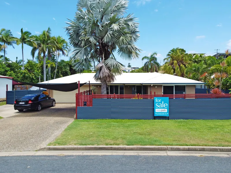 Side access + 1 Minute walk to Shelly's Beach enjoy the Benefits