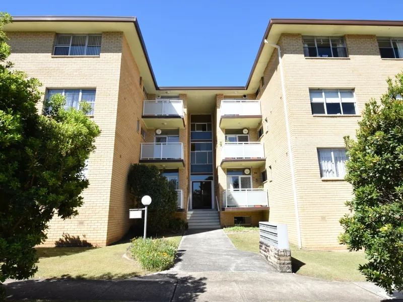 Well Maintained Three Bedroom Apartment In The Heart Of Epping 
