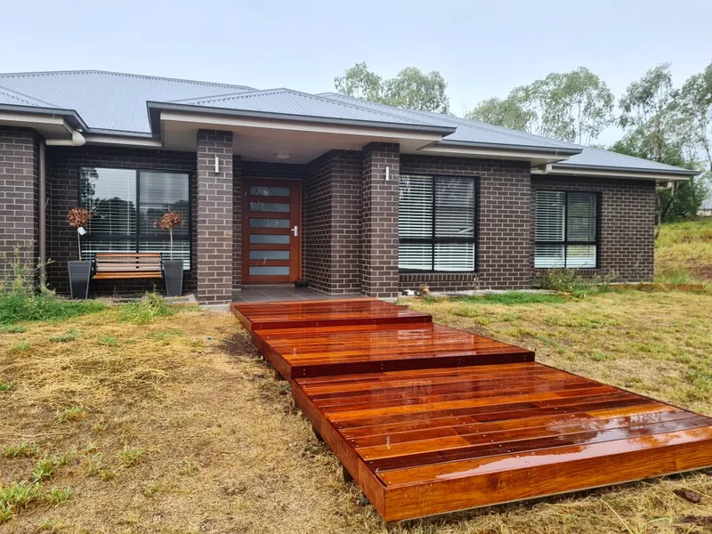 EXECUTIVE LIVING ACREAGE (PRICE REDUCTION)