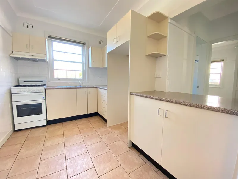 LARGE SUNSOAKED APARTMENT