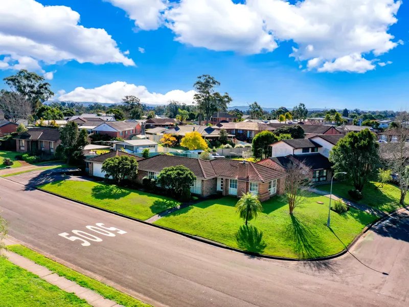 Spacious 4 bedroom home with ducted air conditioning & swimming pool