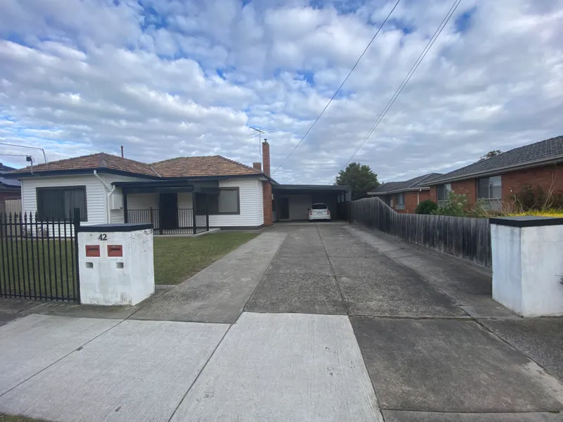 REFRESHED 2 BEDROOM UNIT - BONUS - GARDENING INCLUDED