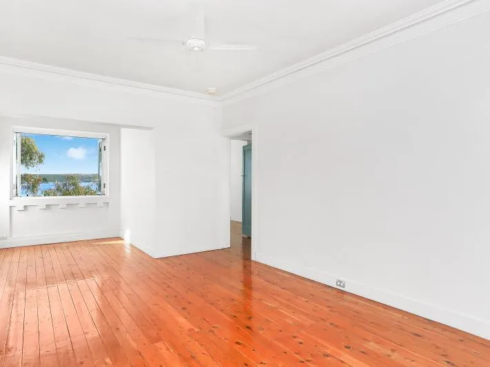 OVERSIZED ONE BEDROOM APARTMENT WITH HARBOUR VIEWS