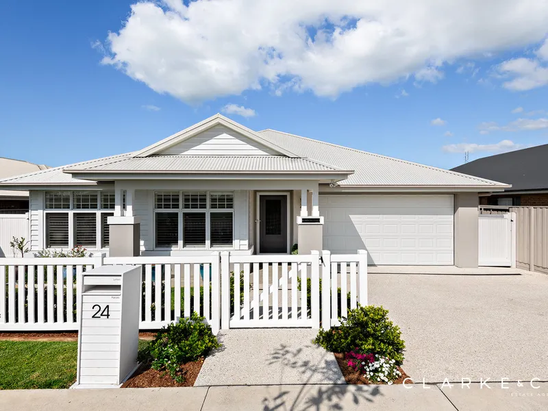 ELEGANT FAMILY LIVING IN THE HEART OF CHISHOLM!