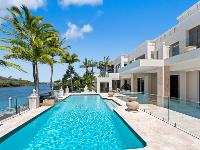 Luxurious Main River Estate on N/E Facing 2362m2* block with 38m* Waterfrontage