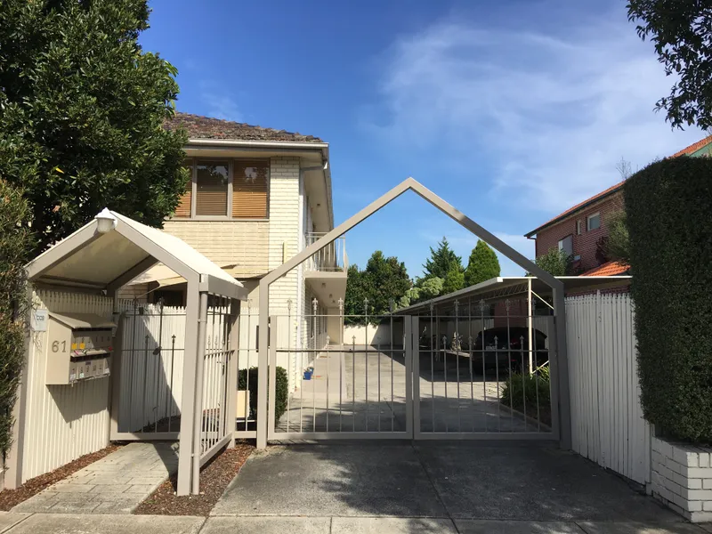 PERFECTLY POSITIONED, FRESHLY PAINTED ONE BEDROOM APARTMENT IN A WELL-MAINTAINED BLOCK