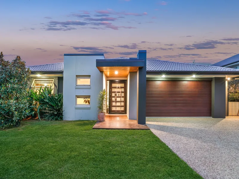 LUXURIOUS 35 SQUARE METRICON HOME ON A 1,027SQM CORNER BLOCK!