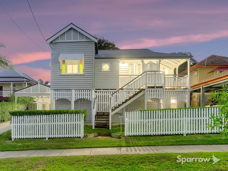 CHARACTER FILLED FAMILY QUEENSLANDER IN HIGHLY SOUGHT BLUE-CHIP LOCATION