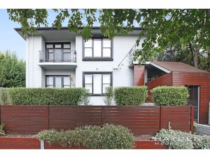 STUNNING LARGE ONE BEDROOM APRTMENT WITH HEATING & COOLING IN FABUOUS LOCATION!