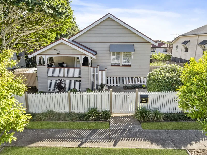 Charming elevated family Queenslander on 948m2