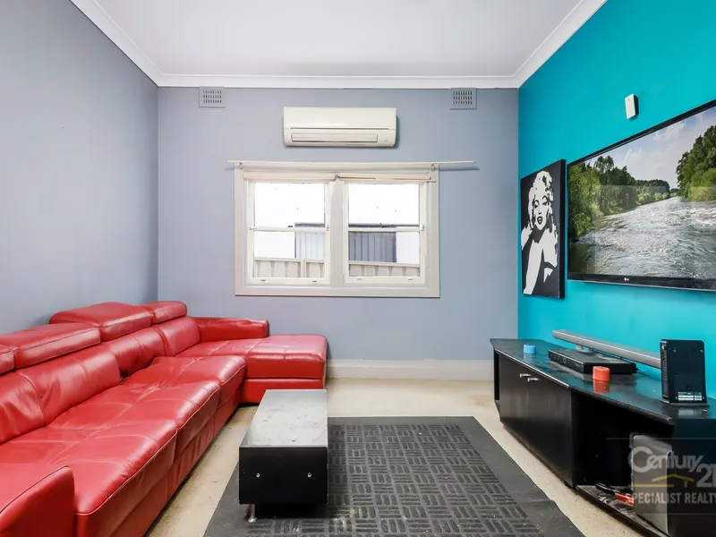 Three-bedroom house with future development opportunity(STCA)