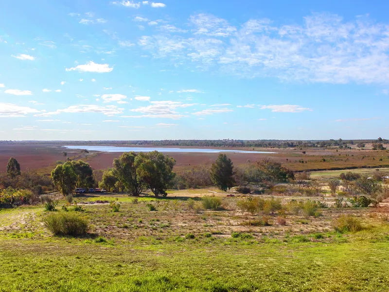 Great location overlooking lake