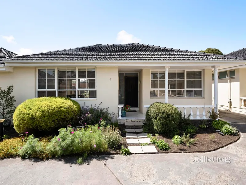 Crisp Interiors and a Super Courtyard