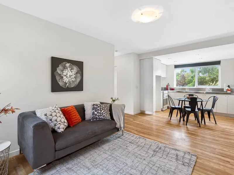 Fully refurbished modern apartment with lock up garage