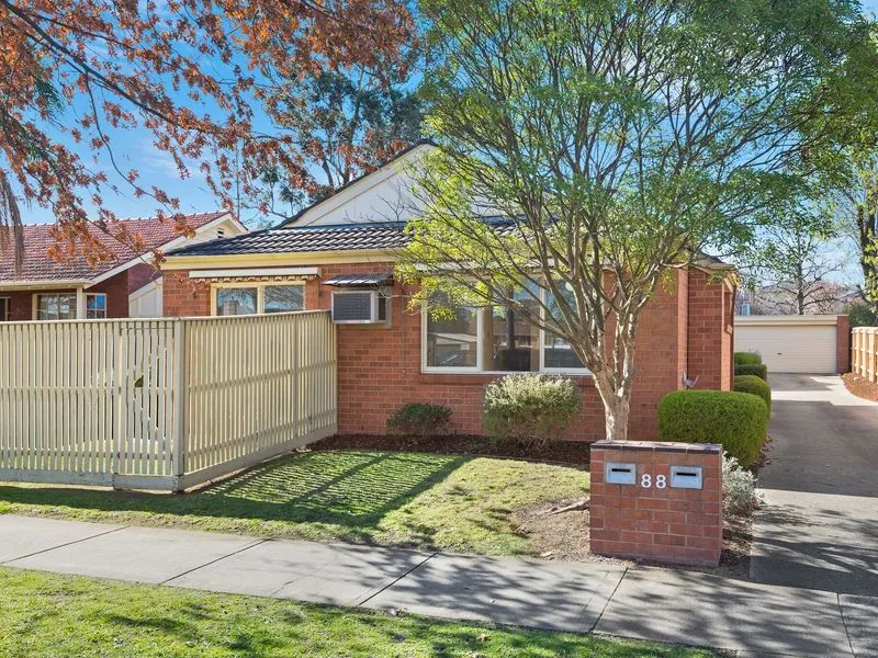 SINGLE LEVEL BRICK & TILE VILLA UNIT - WITHIN 200 METRES OF BOX HILL HOSPITAL (MOWING INCLUDED)
