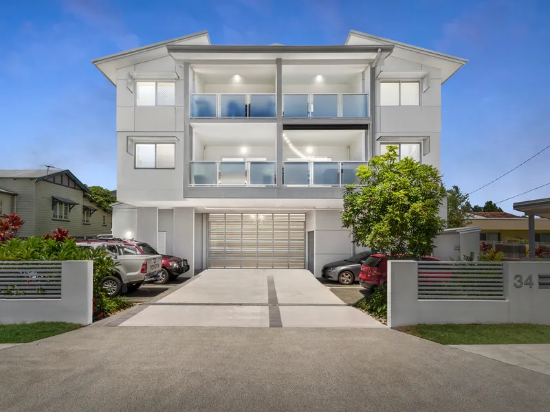 Modern apartment with great views and walking distance to the Esplanade.