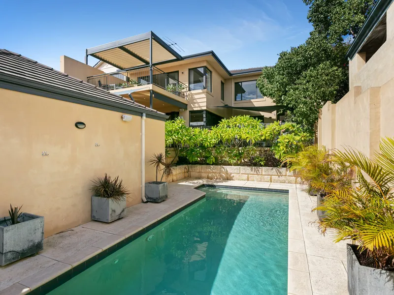 HILLTOP CHARM & UNIQUE COASTAL VIEWS