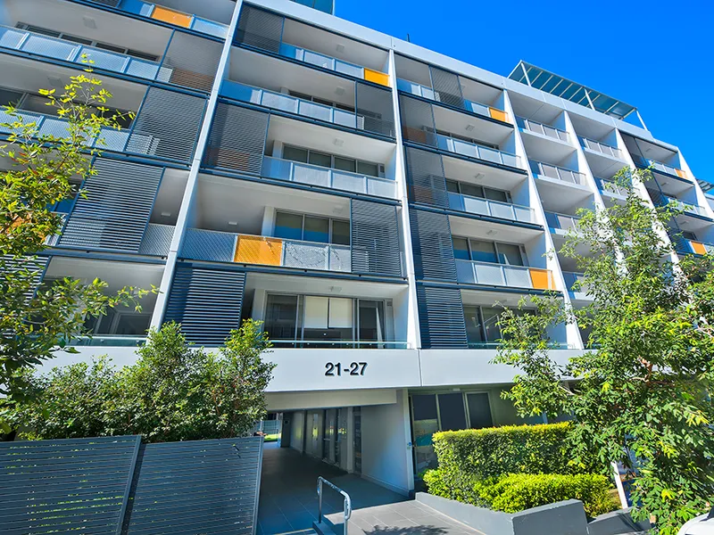 Almost New, Modern, Stylish Apartment with Study in the Riverside Location at Low Maintain Cost!