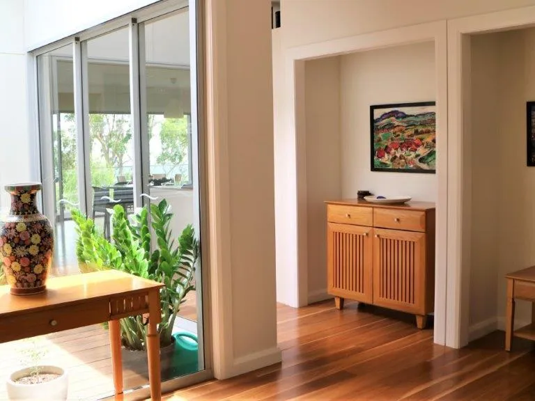 CONTEMPORARY ELEGANCE ON TOPAZ