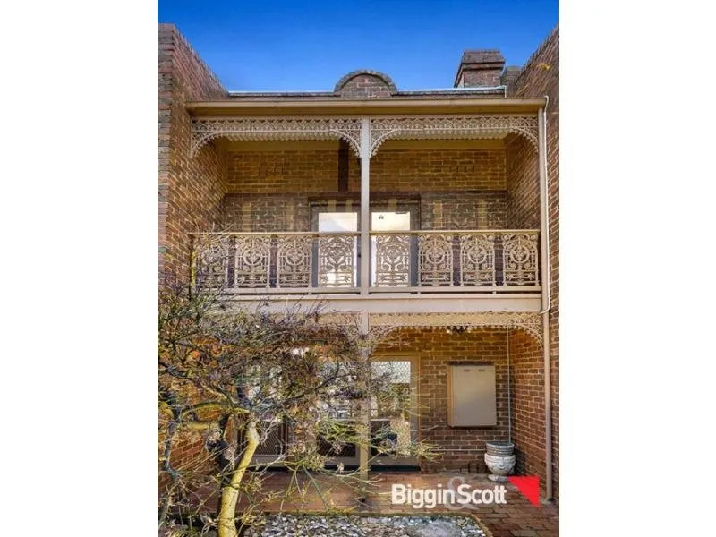 WELL PRESENTED 2 BEDROOM TOWNHOUSE WITH OFF STREET PARKING