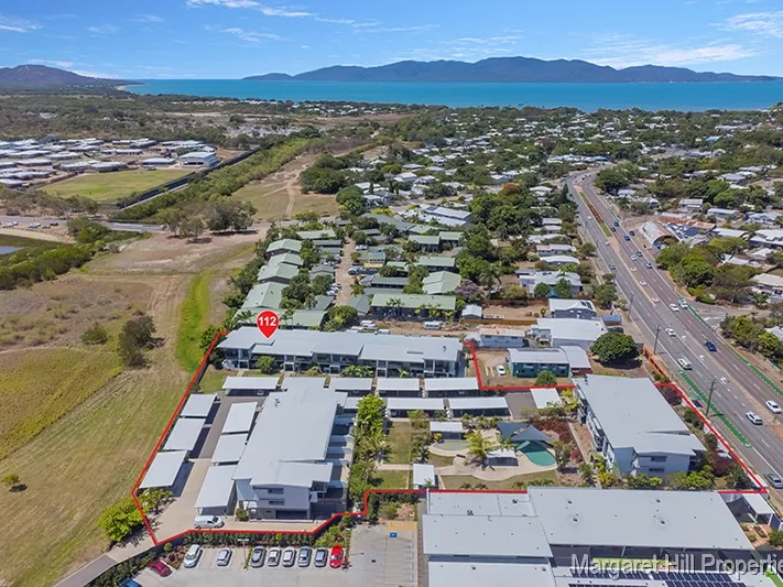 TOP-FLOOR APARTMENT WITH CAPTIVATING MOUNTAIN VIEWS
