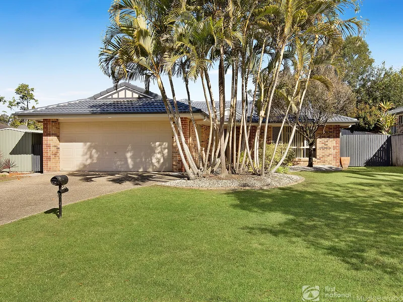 Awesome family 3 bedroom family home with a swimming pool in a great location!