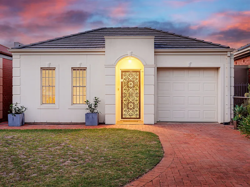 Applaud the ease of courtyard style that hails the city & Henley…