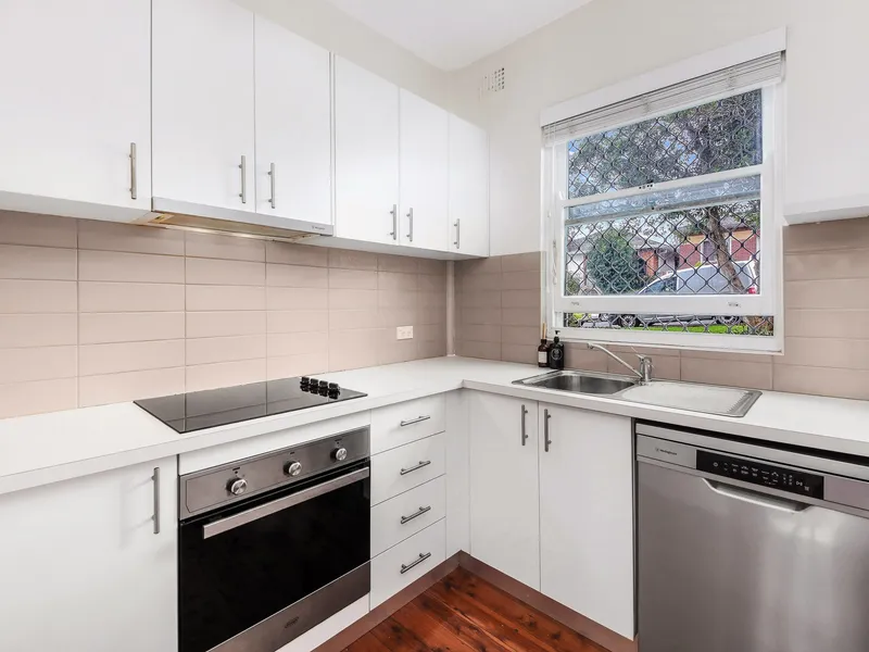 SPACIOUS, GROUND FLOOR APARTMENT