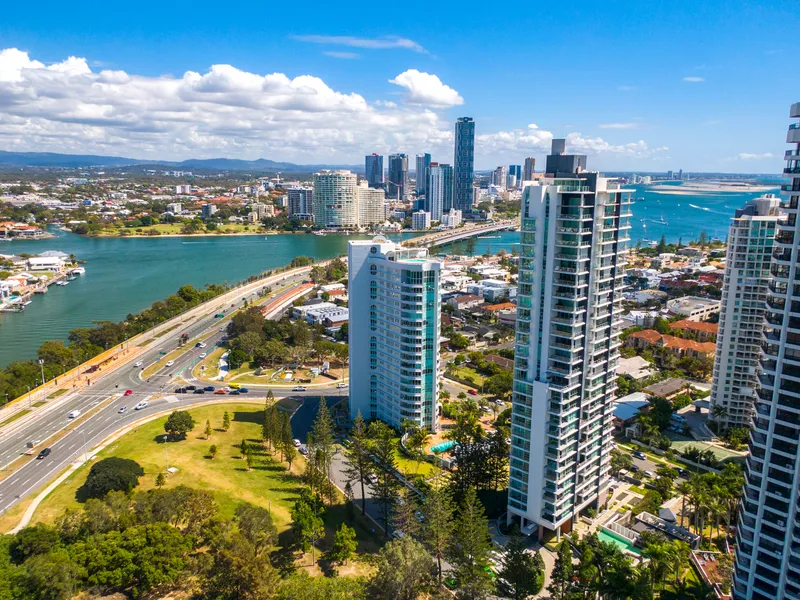 EXCLUSIVE MAIN BEACH SKY-HOME FOOTSTEPS FROM TEDDER AVENUE