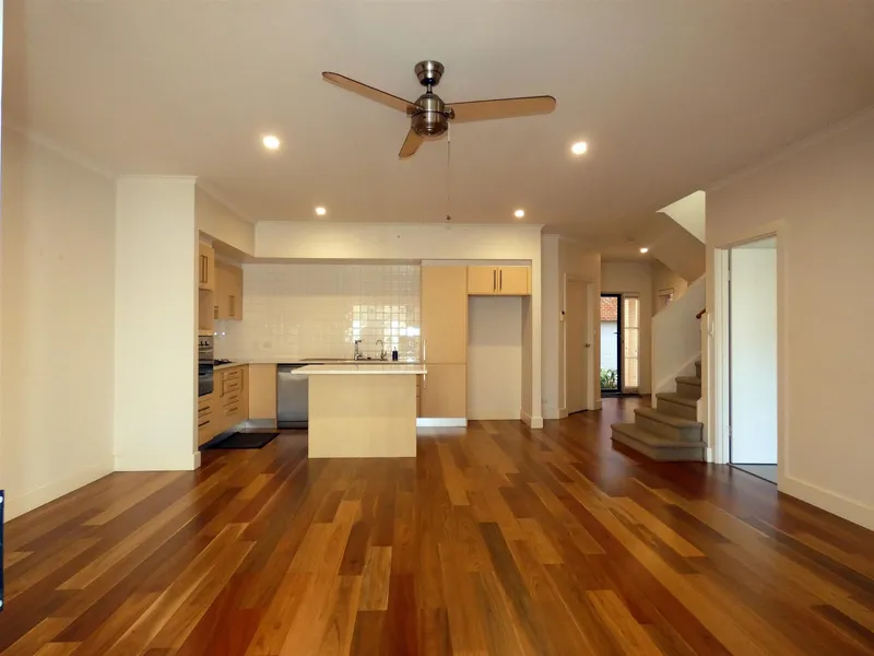 LARGE QUALITY FAMILY TOWNHOUSE IN SOUGHT AFTER LOCATION