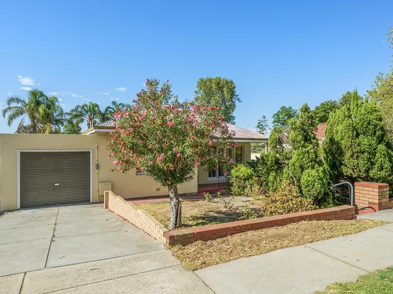 Neat home in superb location!